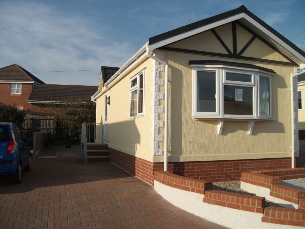 http://One%20of%20Nelson%20Park's%20lodges.%20The%20lodge%20in%20Bell%20Aire%20is%20covered%20in%20yellow%20paiint.
